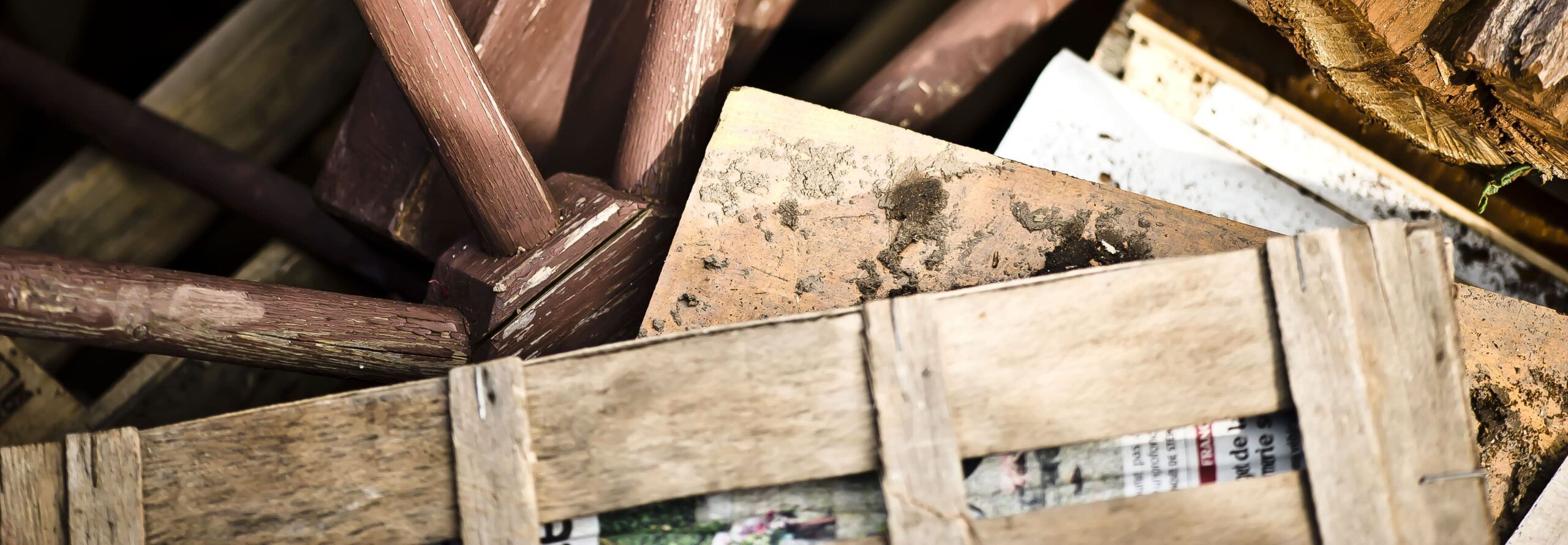 Photo de zoomée de déchets de bois déposés dans une benne en déchèterie