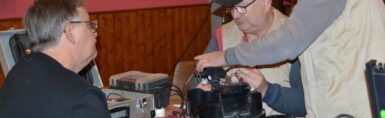 Bénévoles repair café du giessen en train de réparer un objet
