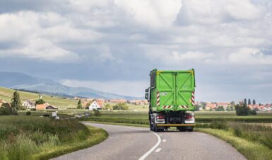 Camion de collecte sur une route de campagne alsacienne